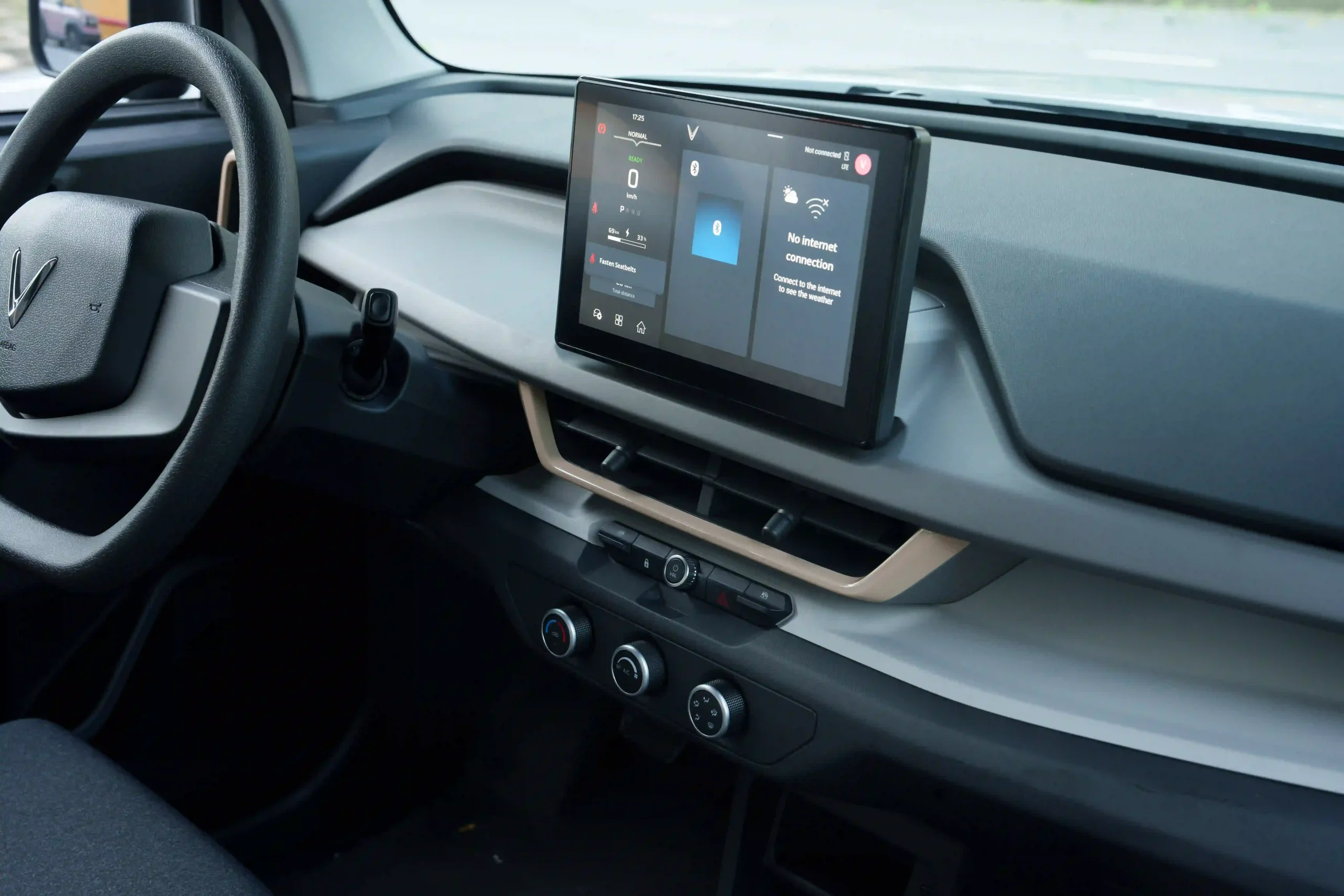 EV cockpit display solution with automotive TFT LCD touch screen